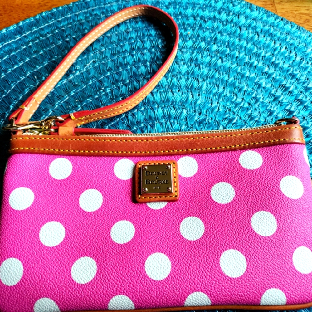 Dooney & Bourke wristlet pink